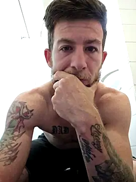 Snapshot of Couplesplay1 chatting on 10-18-25, 01:45 Couplesplay1 online show from 10-18-25, 01:45