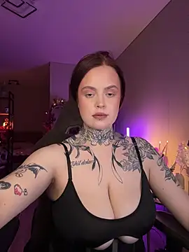 Snapshot of Mariiiiiway chatting on 10-12-25, 04:17 Mariiiiiway online show from 10-12-25, 04:17