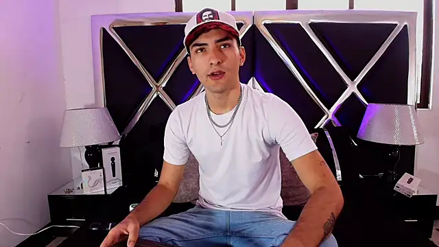 AlekRuizx online show from 10-27-25, 04:22