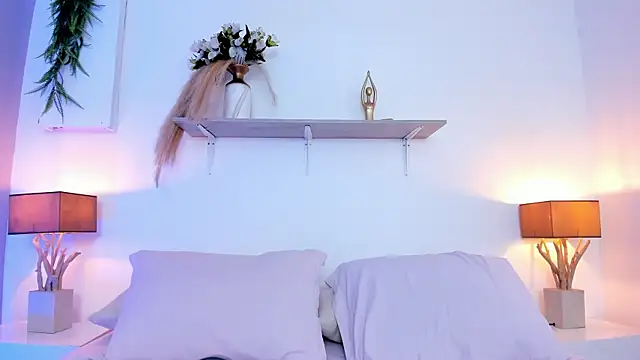 LuciaBenett  online show from 09-10-25, 07:25