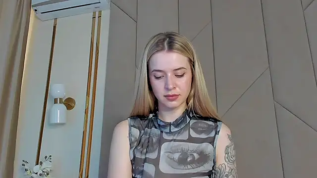 Snapshot of Touch_me chatting on 09-19-25, 02:40 Touch me online show from 09-19-25, 02:40