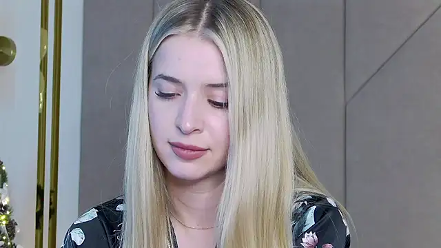 Snapshot of Touch_me chatting on 12-05-25, 04:47 Touch me online show from 12-05-25, 04:47