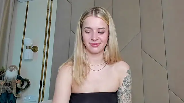 Snapshot of Touch_me chatting on 12-14-25, 04:23 Touch me online show from 12-14-25, 04:23