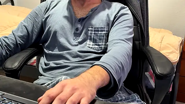 Snapshot of Uncutboy24 chatting on 10-28-25, 09:35 Uncutboy24 online show from 10-28-25, 09:35