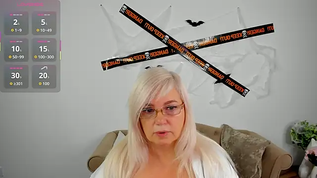 Snapshot of Hella_Fabel chatting on 10-29-25, 01:08 Hella Fabel online show from 10-29-25, 01:08