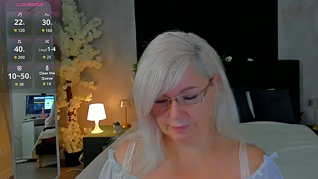 Snapshot of Hella_Fabel chatting on 11-16-25, 01:11 Hella Fabel online show from 11-16-25, 01:11