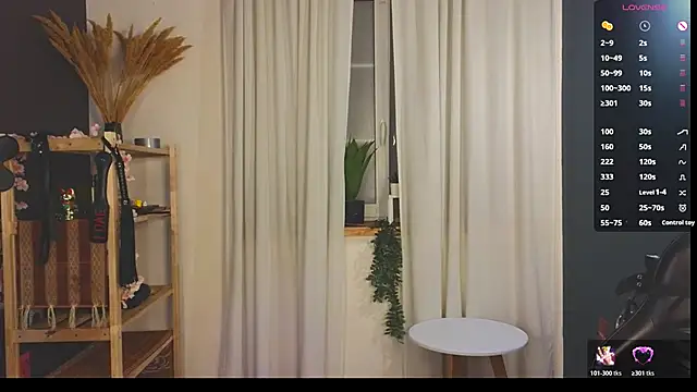 Snapshot of laracroftmansion chatting on 11-28-25, 06:21 laracroftmansion online show from 11-28-25, 06:21