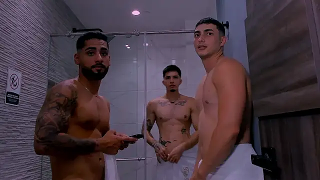 Snapshot of mike_friends chatting on 11-26-25, 01:17 mike friends online show from 11-26-25, 01:17