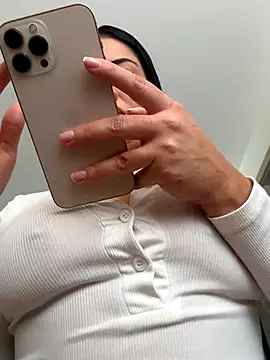 Snapshot of Lu090_ chatting on 09-15-25, 03:01 Lu090 online show from 09-15-25, 03:01