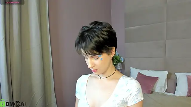 Adeline Perle online show from 09-11-25, 01:06