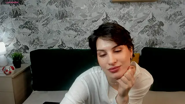 Adeline Perle online show from 10-08-25, 01:36