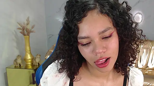 Snapshot of Canela_s1 chatting on 10-17-25, 08:33 Canela s1 online show from 10-17-25, 08:33