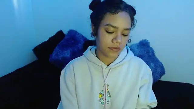 Snapshot of Canela_s1 chatting on 11-30-25, 04:33 Canela s1 online show from 11-30-25, 04:33