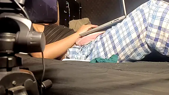 Snapshot of Yuli-27 chatting on 12-17-25, 07:03 Yuli-27 online show from 12-17-25, 07:03