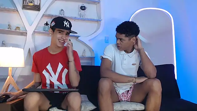 Snapshot of PRETTY_FEM chatting on 09-30-25, 01:27 PRETTY FEM online show from 09-30-25, 01:27