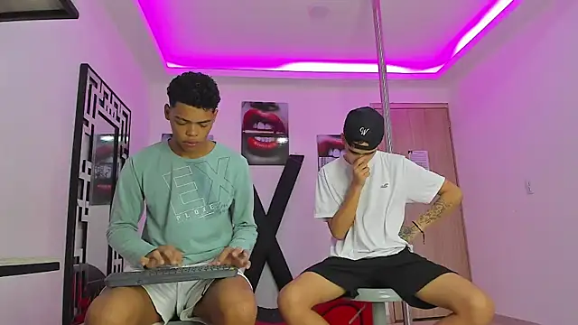 Snapshot of PRETTY_FEM chatting on 10-12-25, 01:21 PRETTY FEM online show from 10-12-25, 01:21