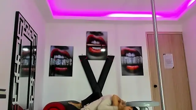 Snapshot of PRETTY_FEM chatting on 10-21-25, 01:34 PRETTY FEM online show from 10-21-25, 01:34