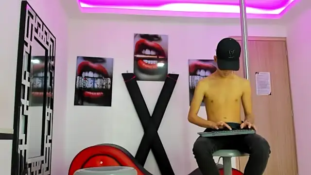 Snapshot of PRETTY_FEM chatting on 10-22-25, 01:33 PRETTY FEM online show from 10-22-25, 01:33