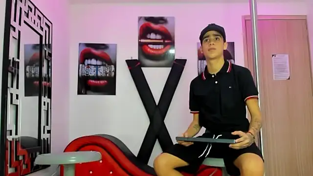 Snapshot of PRETTY_FEM chatting on 10-25-25, 01:29 PRETTY FEM online show from 10-25-25, 01:29