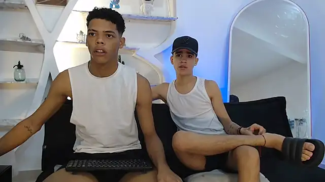 Snapshot of PRETTY_FEM chatting on 11-02-25, 01:35 PRETTY FEM online show from 11-02-25, 01:35