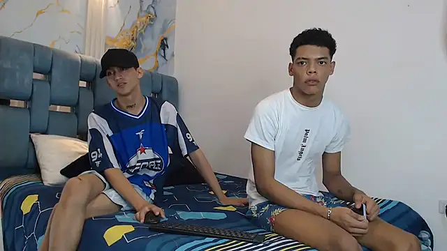 Snapshot of PRETTY_FEM chatting on 12-18-25, 01:44 PRETTY FEM online show from 12-18-25, 01:44