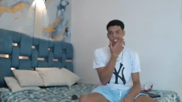 Snapshot of PRETTY_FEM chatting on 01-08-26, 01:19 PRETTY FEM online show from 01-08-26, 01:19