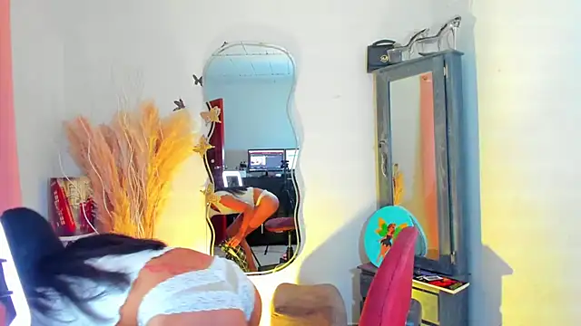 REINA ADAHARA online show from 12-17-25, 11:05