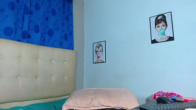 Snapshot of ebonny_ts chatting on 09-19-25, 11:44 ebonny ts online show from 09-19-25, 11:44