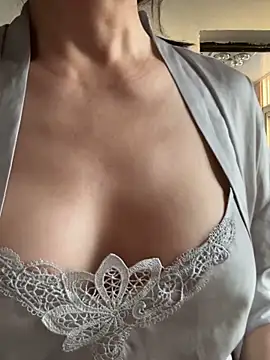 xiiuuff18 online show from 09-12-25, 10:32