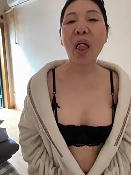 xiiuuff18 online show from 04-06-26, 04:46