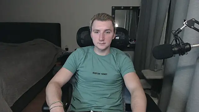 Snapshot of Elvin_Vaenight chatting on 10-22-25, 01:39 Elvin Vaenight online show from 10-22-25, 01:39