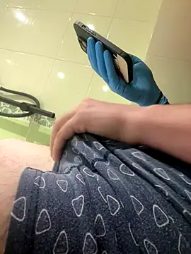 Snapshot of Dickii21 chatting on 10-13-25, 08:03 Dickii21 online show from 10-13-25, 08:03