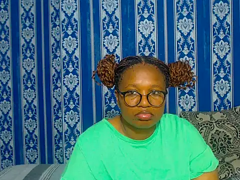 Snapshot of JUICEYLIPS333 chatting on 10-14-25, 05:03 JUICEYLIPS333 online show from 10-14-25, 05:03