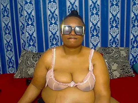 Snapshot of JUICEYLIPS333 chatting on 11-23-25, 05:02 JUICEYLIPS333 online show from 11-23-25, 05:02