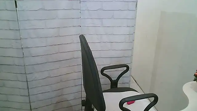 Snapshot of Helen_xi_ chatting on 01-12-26, 05:18 Helen xi online show from 01-12-26, 05:18