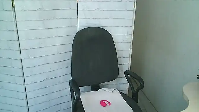 Snapshot of Helen_xi_ chatting on 01-15-26, 05:23 Helen xi online show from 01-15-26, 05:23