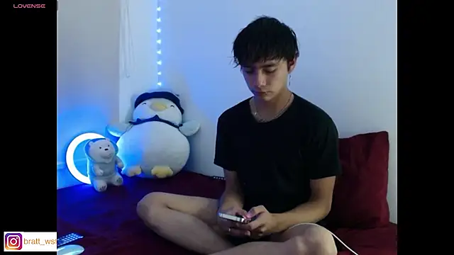 Snapshot of Noah_Blaze chatting on 12-17-25, 03:01 Noah Blaze online show from 12-17-25, 03:01