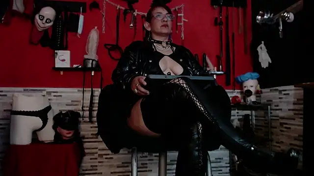 Snapshot of Miss_Mirandaa chatting on 10-17-25, 03:31 Miss Mirandaa online show from 10-17-25, 03:31