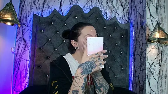 Zami Escobar of online show from 09-18-25, 06:32