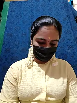 Snapshot of mini-queen chatting on 10-11-25, 07:29 mini-queen online show from 10-11-25, 07:29