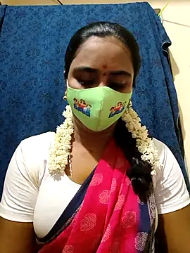 Snapshot of mini-queen chatting on 11-11-25, 01:22 mini-queen online show from 11-11-25, 01:22