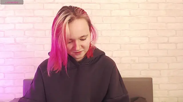 Snapshot of Ericha_Stone chatting on 11-13-25, 08:13 Ericha Stone online show from 11-13-25, 08:13