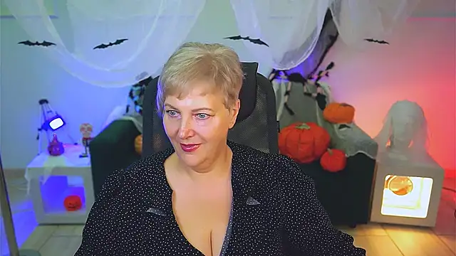 MaryMogan online show from 10-17-25, 04:37