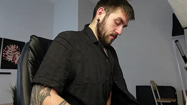 Snapshot of Mike_Platano chatting on 10-04-25, 01:42 Mike Platano online show from 10-04-25, 01:42