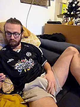 Snapshot of Loopertz chatting on 12-19-25, 10:39 Loopertz online show from 12-19-25, 10:39