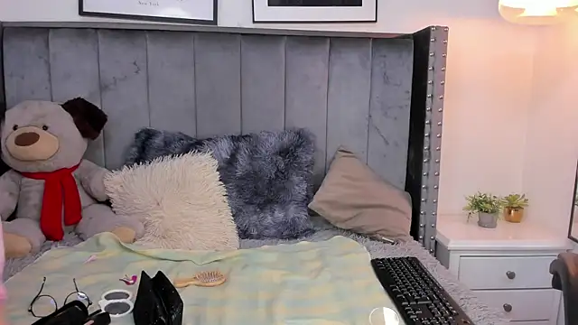 Snapshot of Miyu_Komori chatting on 02-21-26, 12:39 Miyu Komori online show from 02-21-26, 12:39