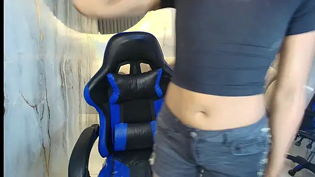 Snapshot of katty_berry_r chatting on 10-21-25, 07:36 katty berry r online show from 10-21-25, 07:36