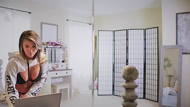 Snapshot of ErinDraven23 chatting on 09-25-25, 05:49 ErinDraven23 online show from 09-25-25, 05:49