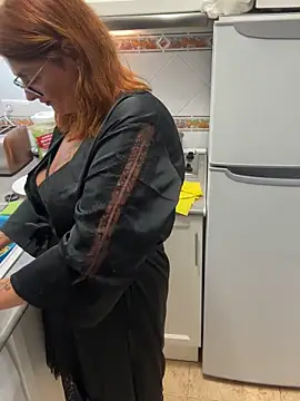 Snapshot of IrishmilfAnna chatting on 10-16-25, 07:04 IrishmilfAnna online show from 10-16-25, 07:04