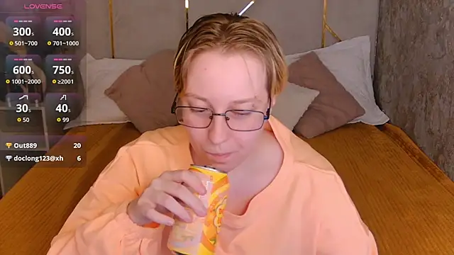 Snapshot of AlexandraGreen chatting on 06-13-26, 05:22 AlexandraGreen online show from 06-13-26, 05:22